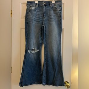 Women's American Eagle flared jeans!